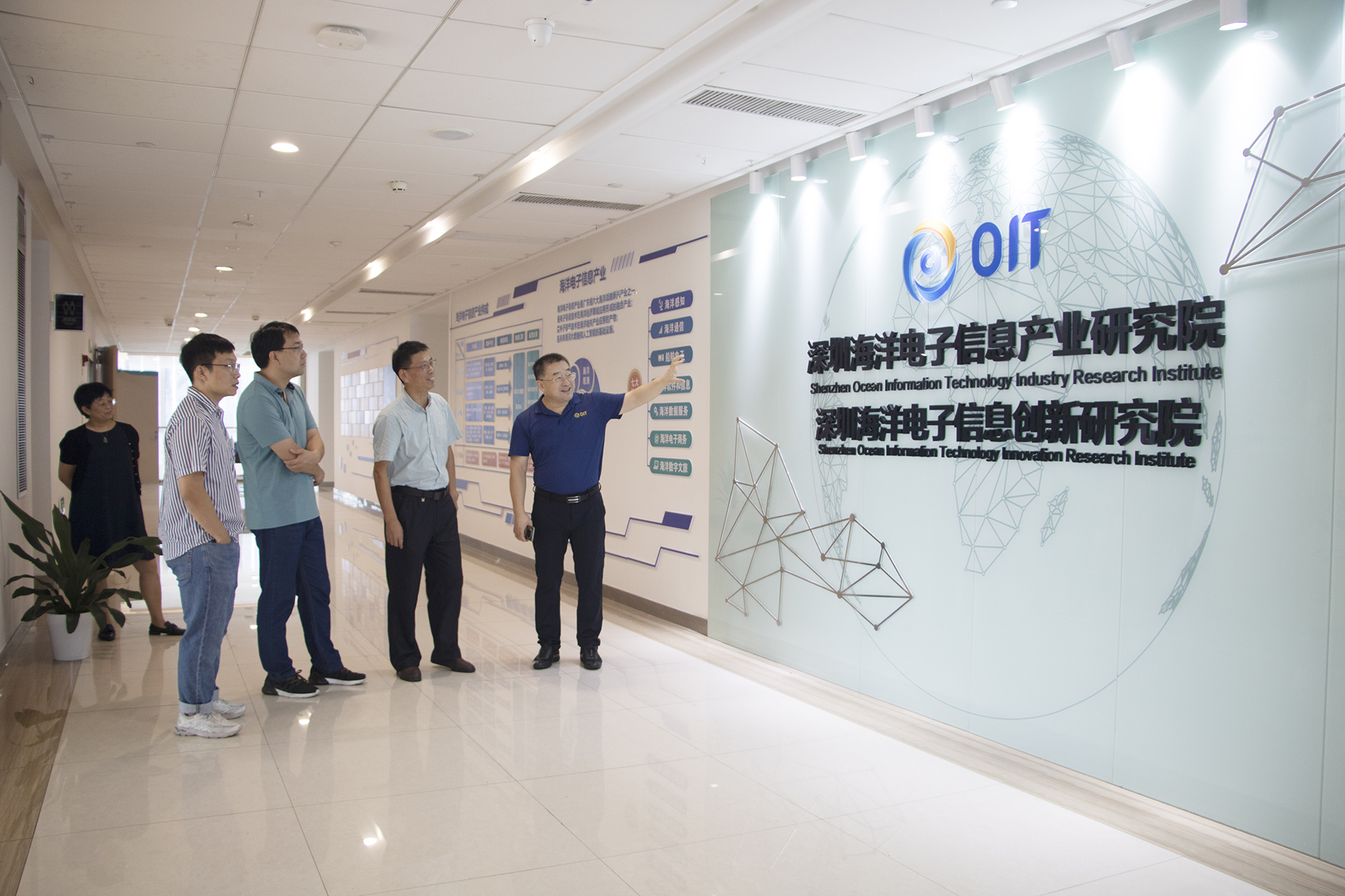 深圳职业技术大学人工智能学院院长杨金锋一行莅临产业研究院交流洽谈(图1) 深圳职业技术大学人工智能学院院长杨金锋一行莅临产业研究院交流洽谈(图1)