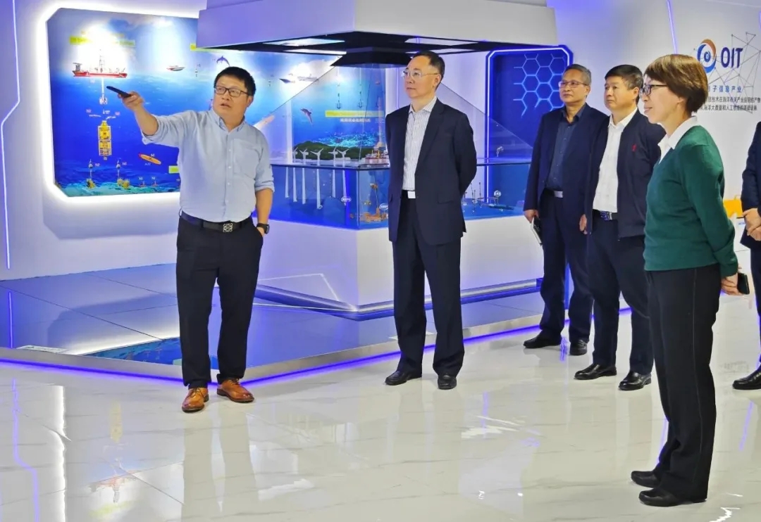 南山区人大常委会党组书记程正华主任及发改局、科创局、规资南山局领导莅临产业研究院指导工作!(图1) 南山区人大常委会党组书记程正华主任及发改局、科创局、规资南山局领导莅临产业研究院指导工作!(图1)