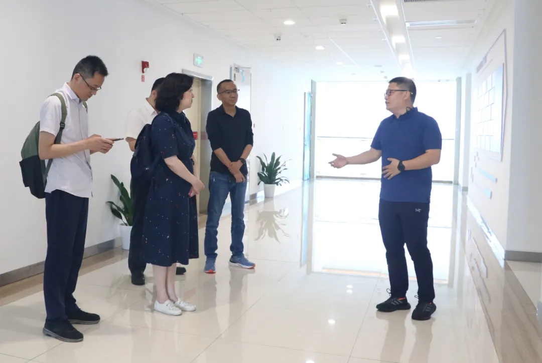 热烈欢迎上海市发展改革研究院党委书记马雅璇一行莅临海洋电子信息产业研究院参观交流(图1) 热烈欢迎上海市发展改革研究院党委书记马雅璇一行莅临海洋电子信息产业研究院参观交流(图1)