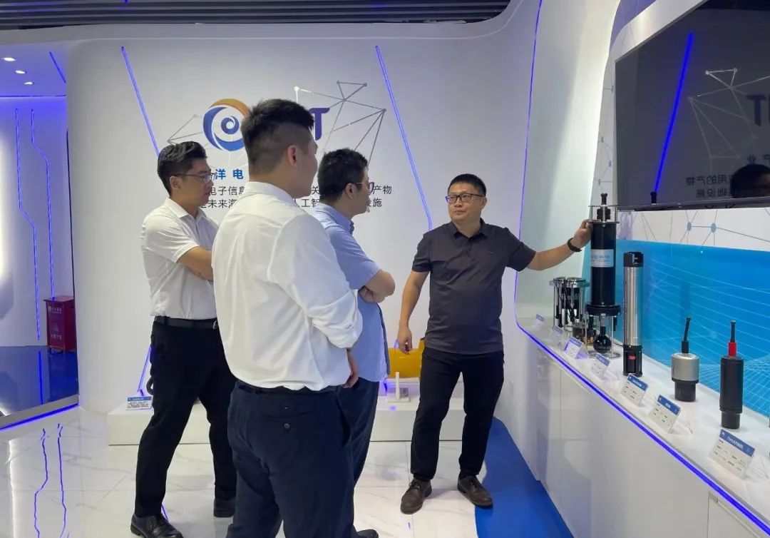 广东省通信学会海洋通信信息专业委员会副主任张小可领导一行莅临智慧海洋&产业研究院参观交流(图1) 广东省通信学会海洋通信信息专业委员会副主任张小可领导一行莅临智慧海洋&产业研究院参观交流(图1)