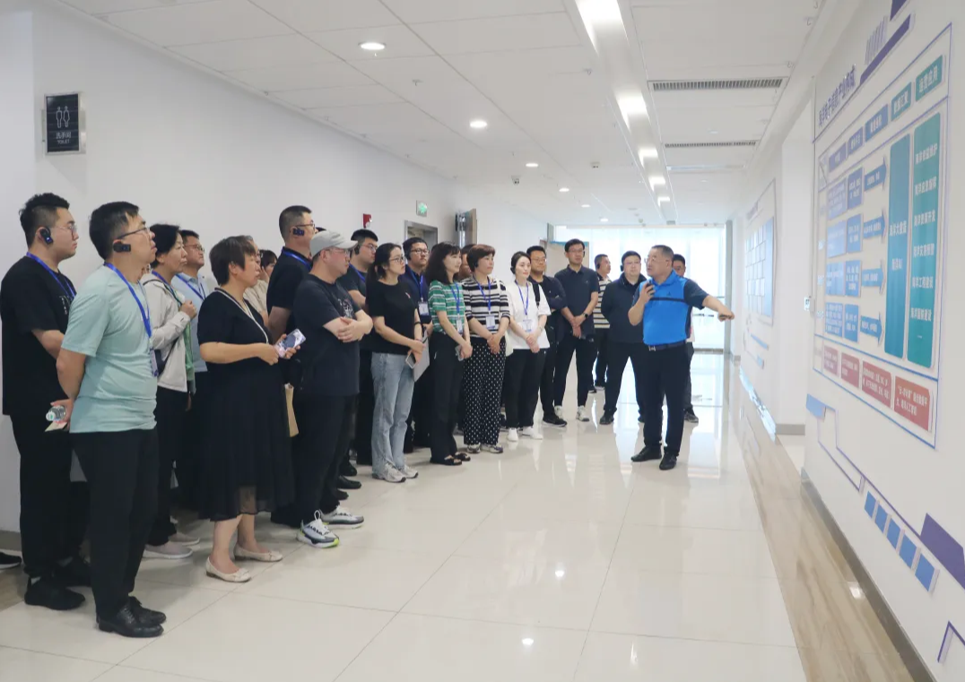 青岛市崂山区海洋经济高质量发展专题培训班学员莅临智慧海洋&研究院参观学习(图1) 青岛市崂山区海洋经济高质量发展专题培训班学员莅临智慧海洋&研究院参观学习(图1)