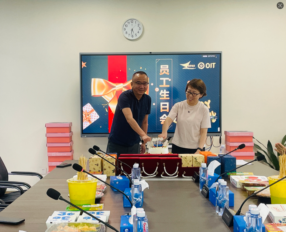 六月阳光下的温馨时刻——员工生日会彰显公司企业文化(图1) 六月阳光下的温馨时刻——员工生日会彰显公司企业文化(图1)